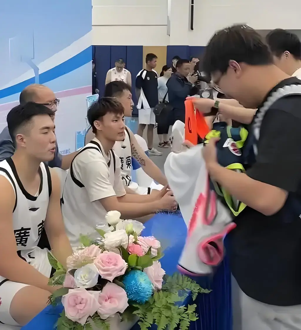 是十分羡慕, 当然, 保安护送才 是十分羡慕, 当然, 保安护送才